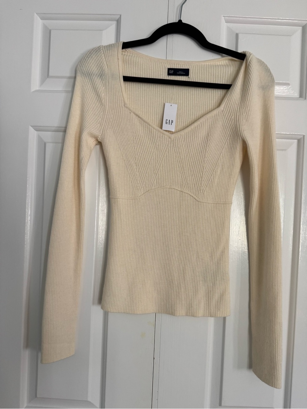 GAP Ivory Ribbed V‑Neck Slim Sweater